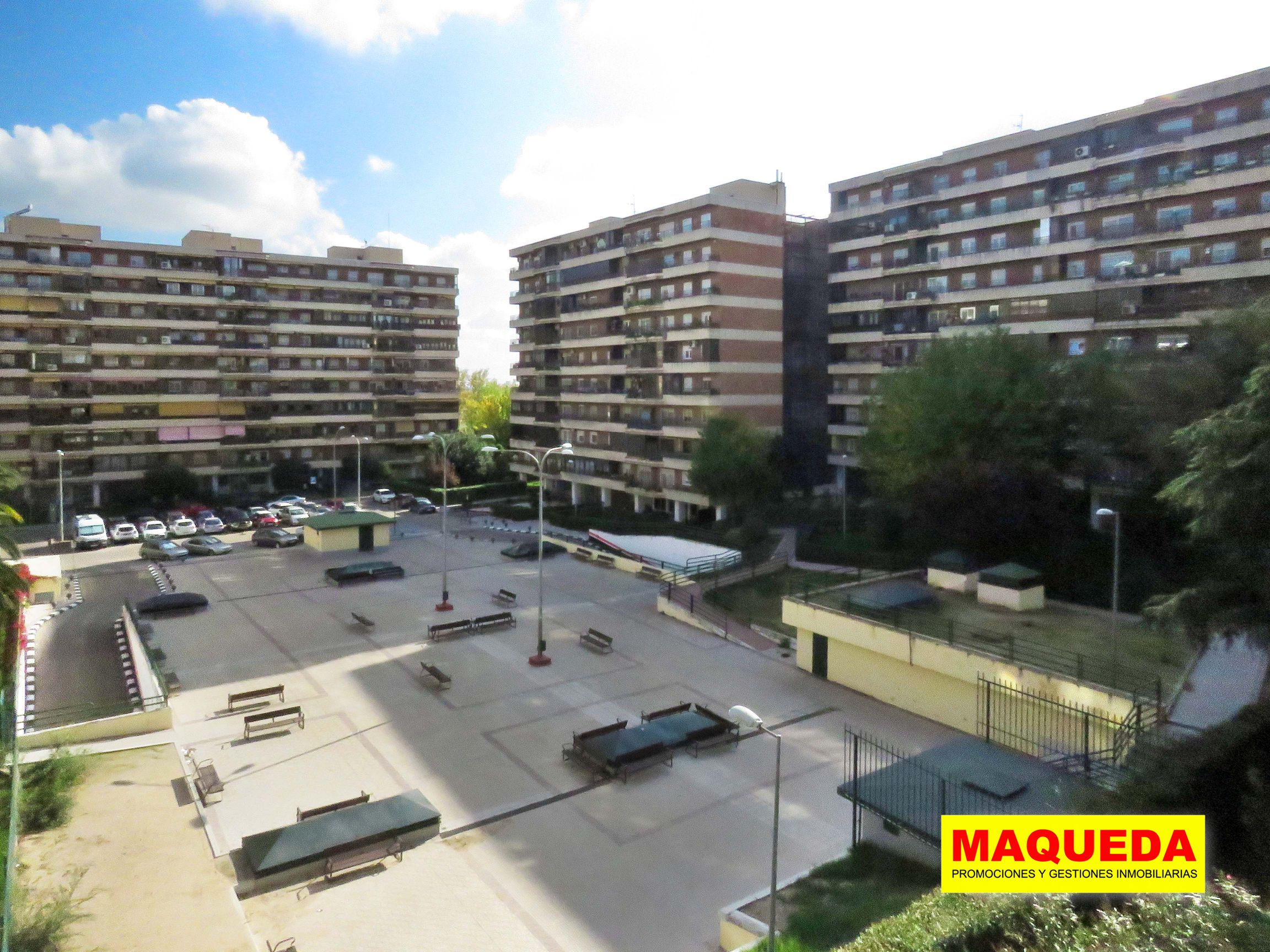 Vistas desde la terraza a plaza rodeada de edificios en Residencial Igueldo.