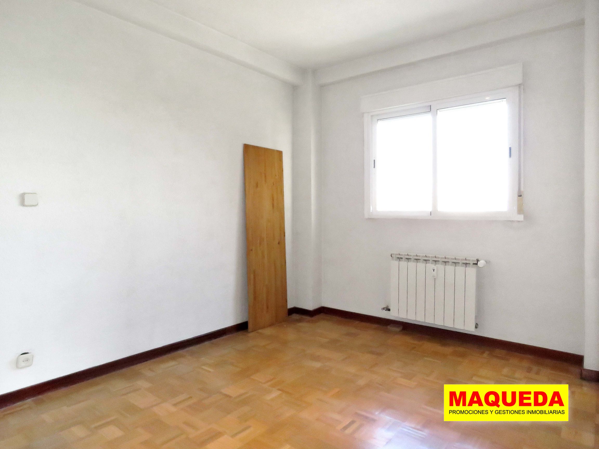 Dormitorio doble con suelo de parquet