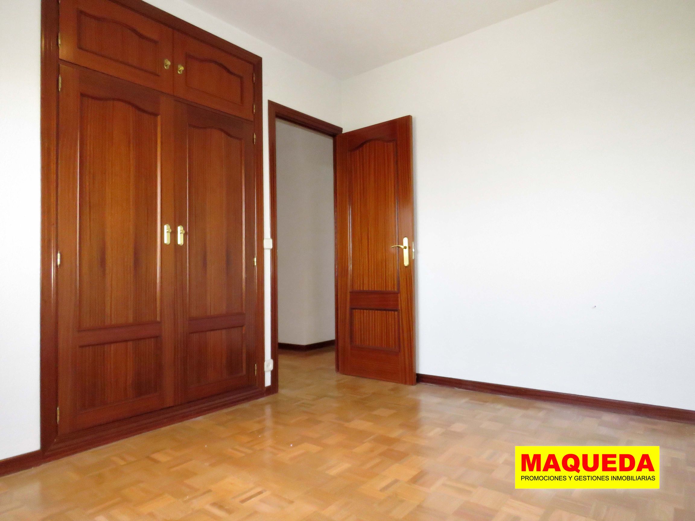 Dormitorio doble con suelo de parquet y armario empotrado