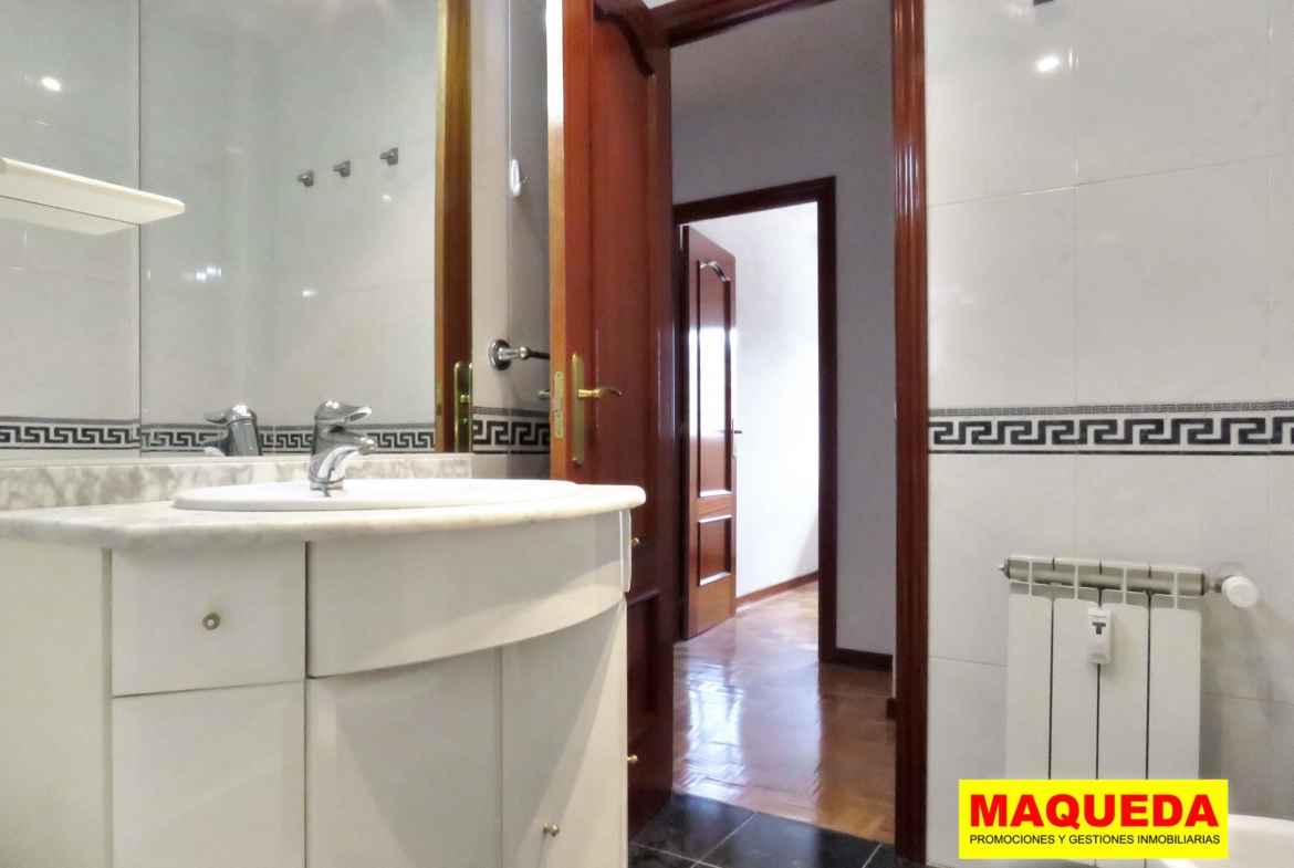 Baño con principal con mueble bajo lavabo y espejo