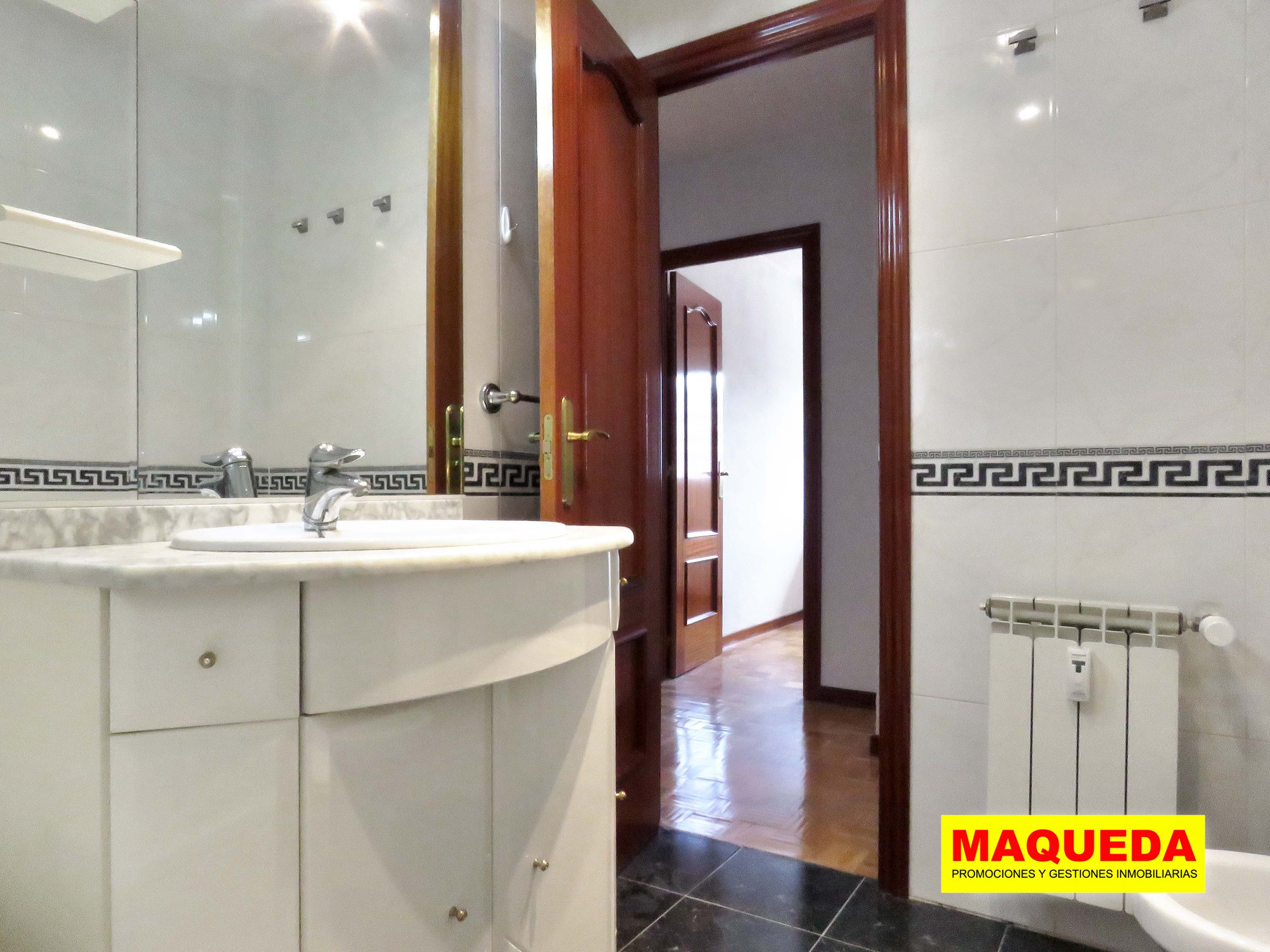 Baño con principal con mueble bajo lavabo y espejo