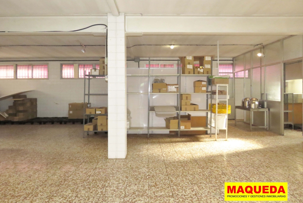 Sala diáfana para fabricación o producción en la planta alta de la nave industrial