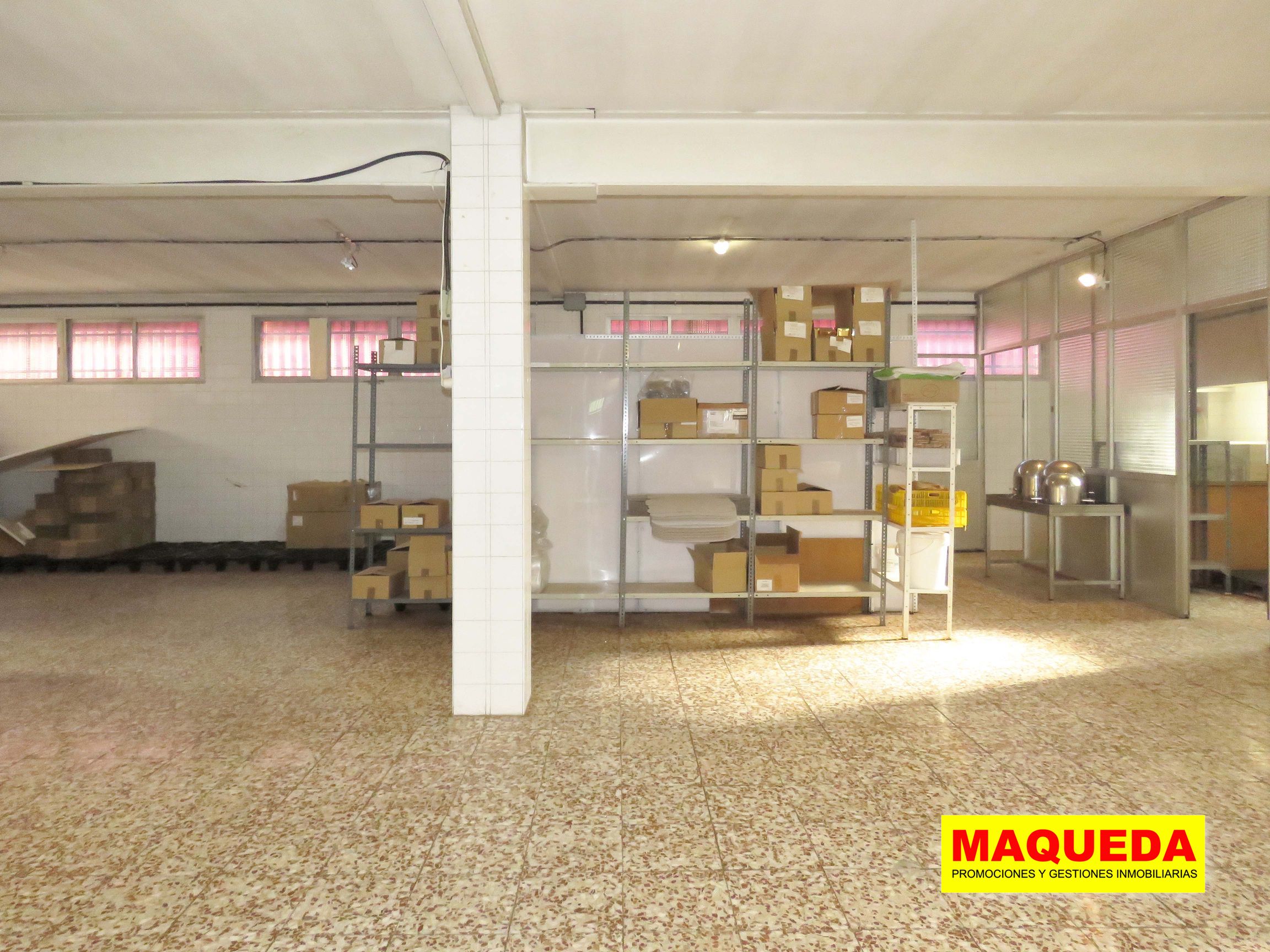 Sala diáfana para fabricación o producción en la planta alta de la nave industrial