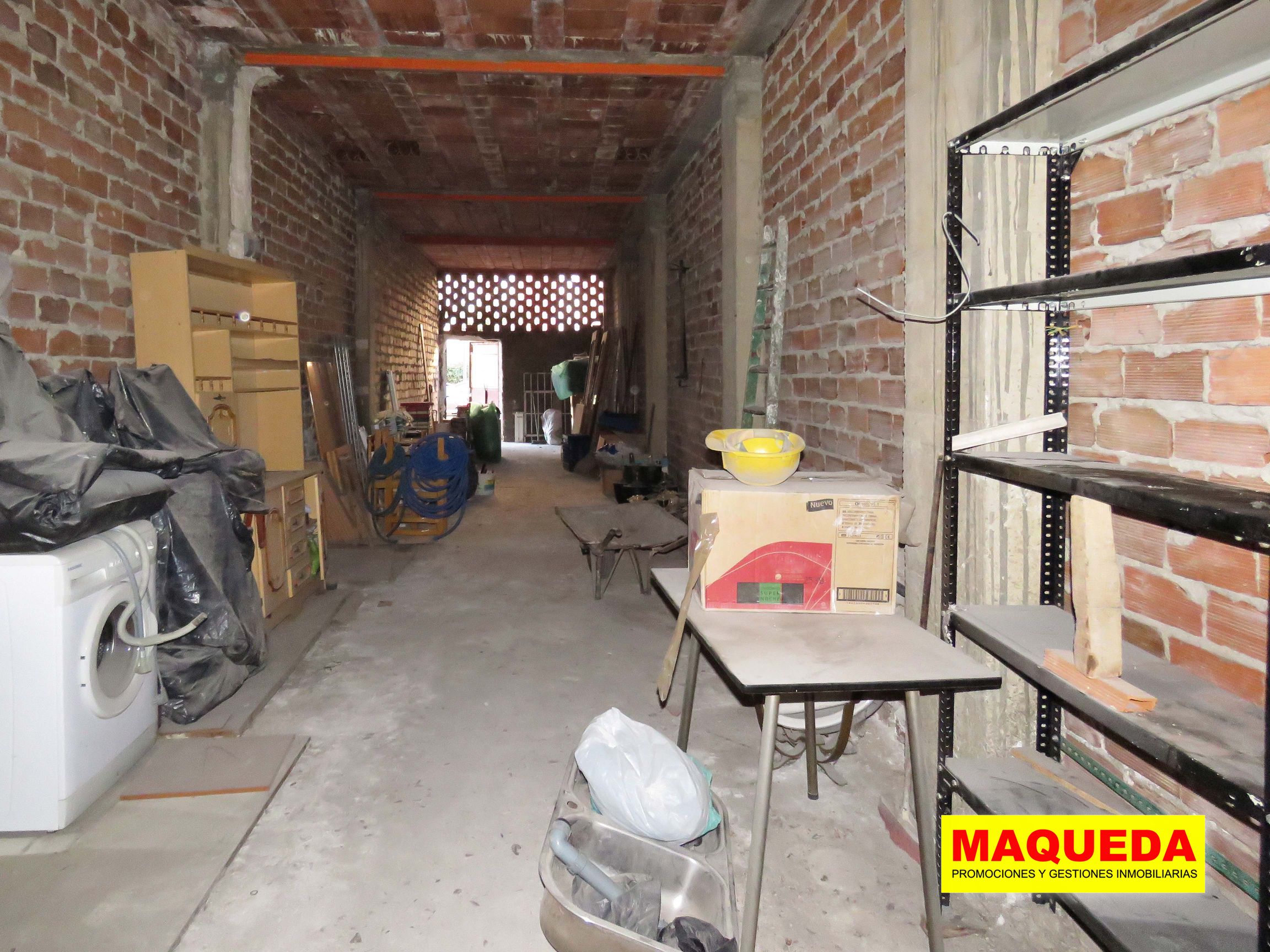 Interior del local en bruto en la calle Cañada de Alcorcón, con puerta de acceso al fondo