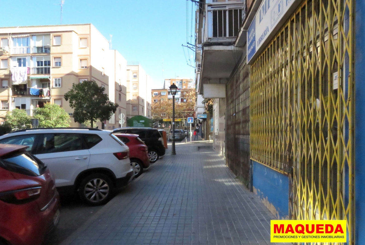 Vistas desde la puerta del local en la calle Pozas con la calle Mayor al fondo