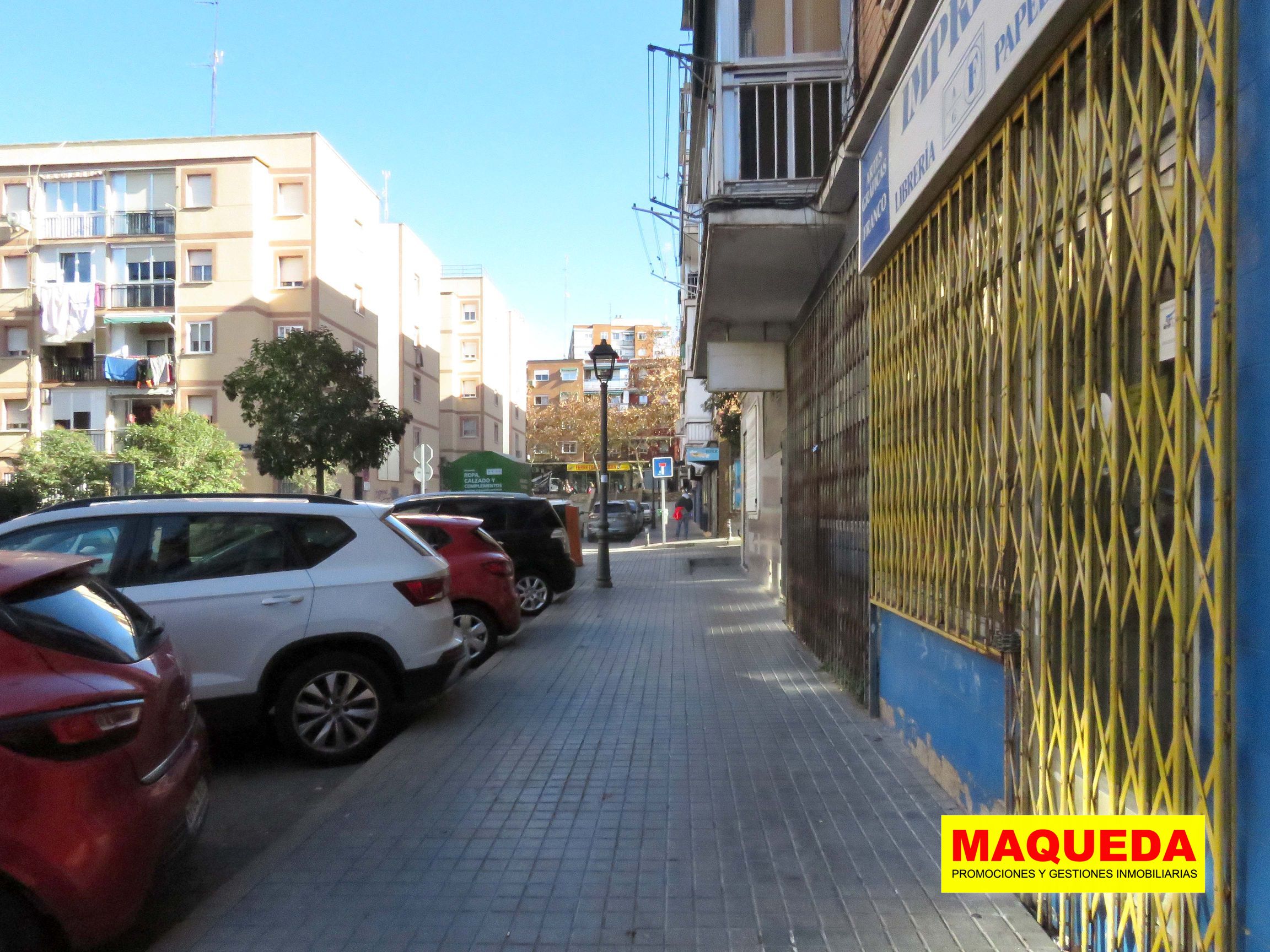 Vistas desde la puerta del local en la calle Pozas con la calle Mayor al fondo