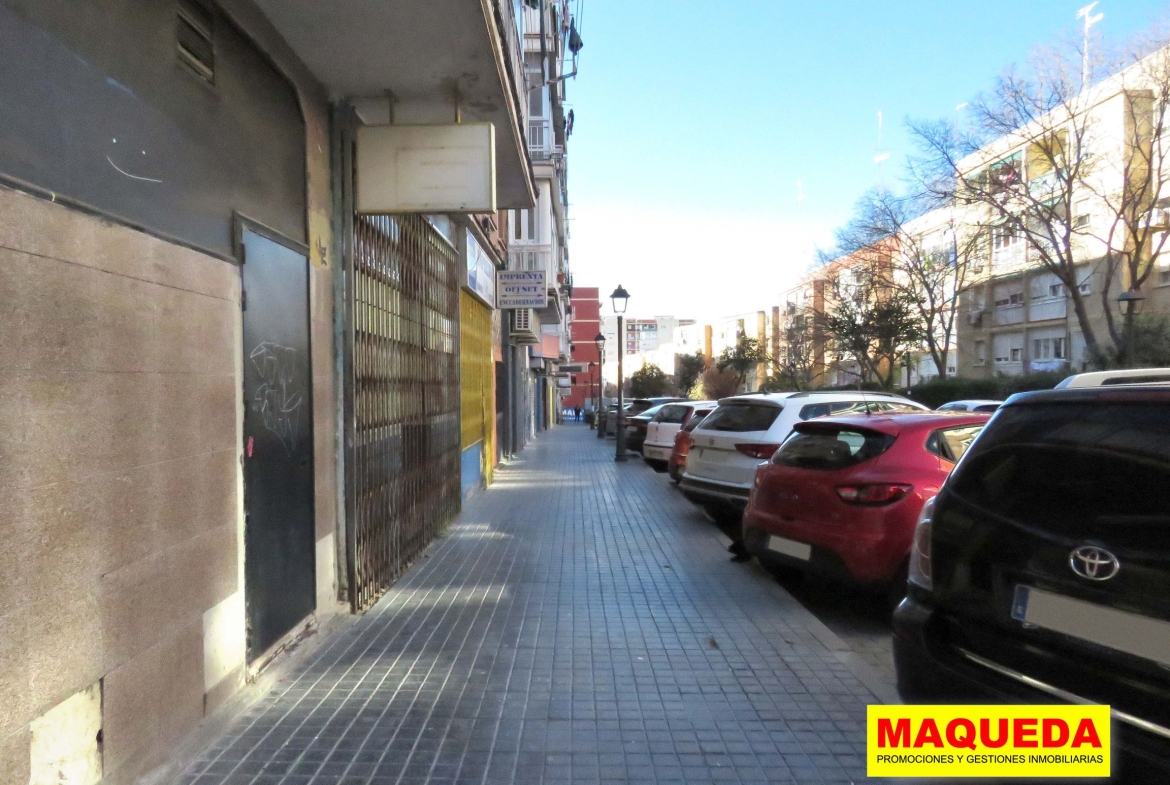 Vistas al otro lado desde la puerta del local en calle Pozas de Alcorcón