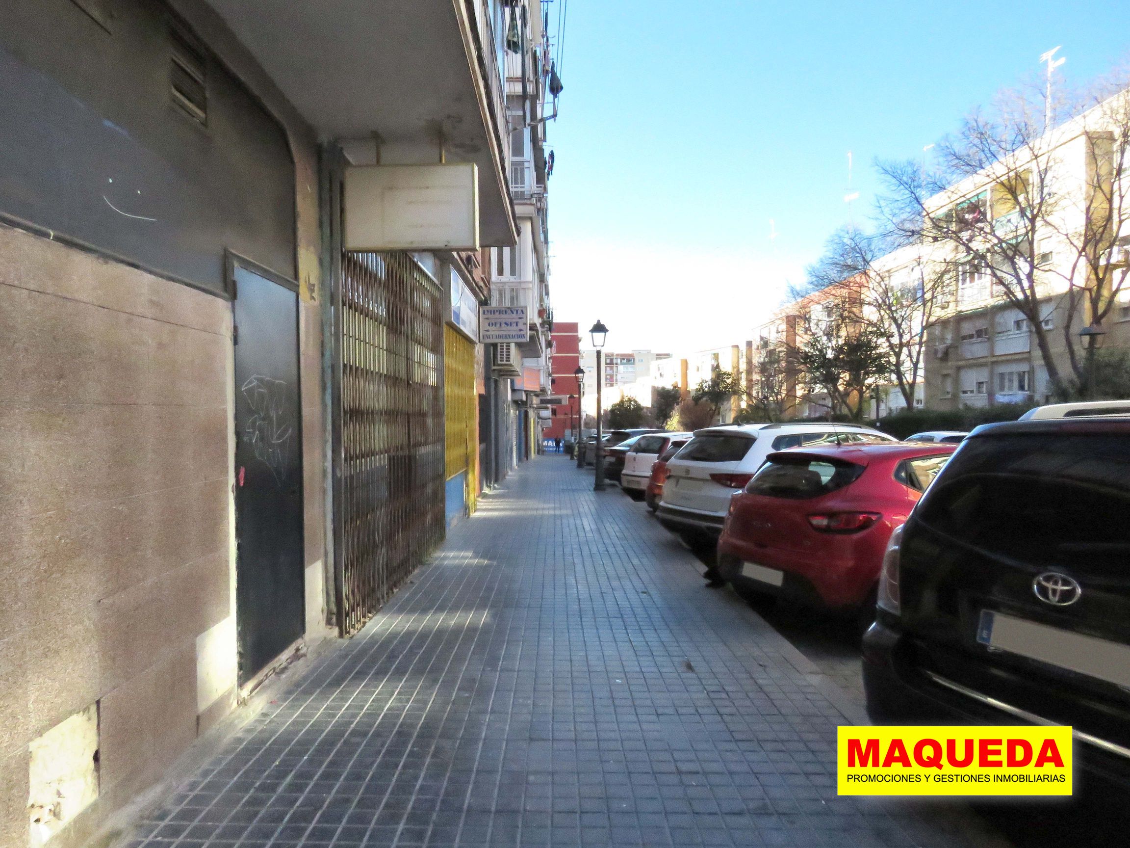 Vistas al otro lado desde la puerta del local en calle Pozas de Alcorcón