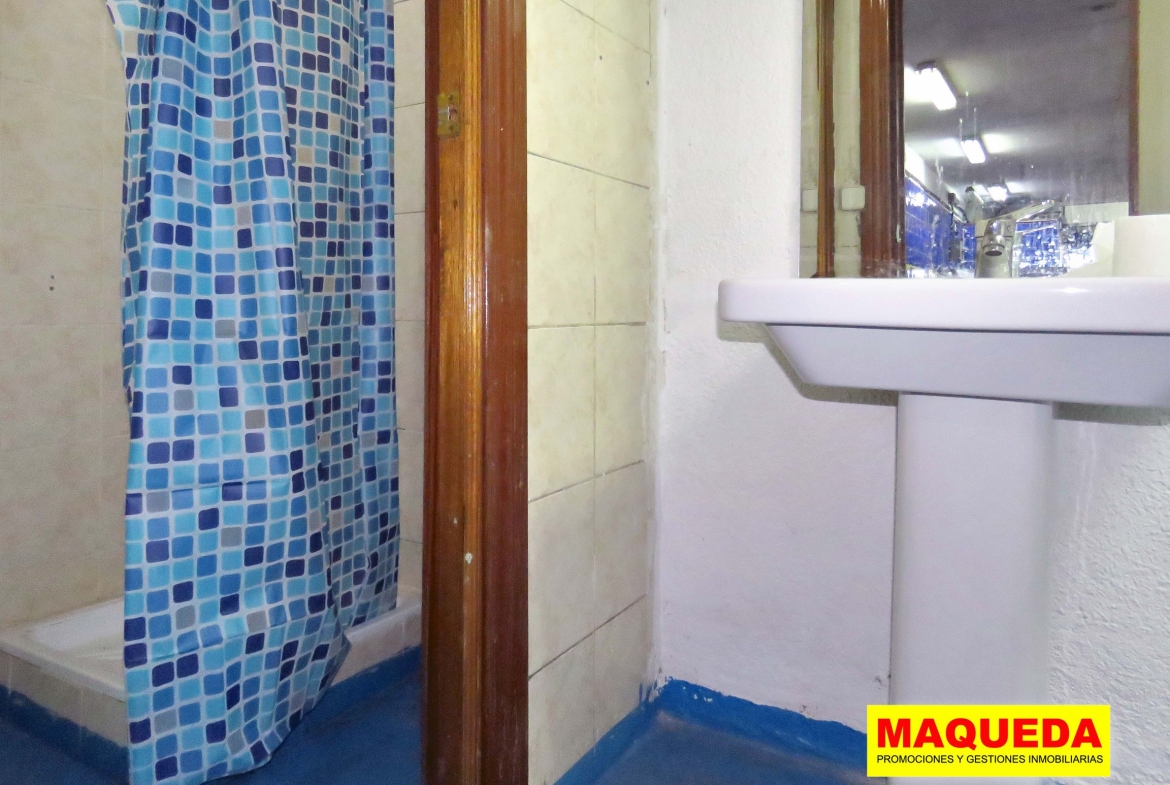 Zona de lavabo y ducha del local comercial