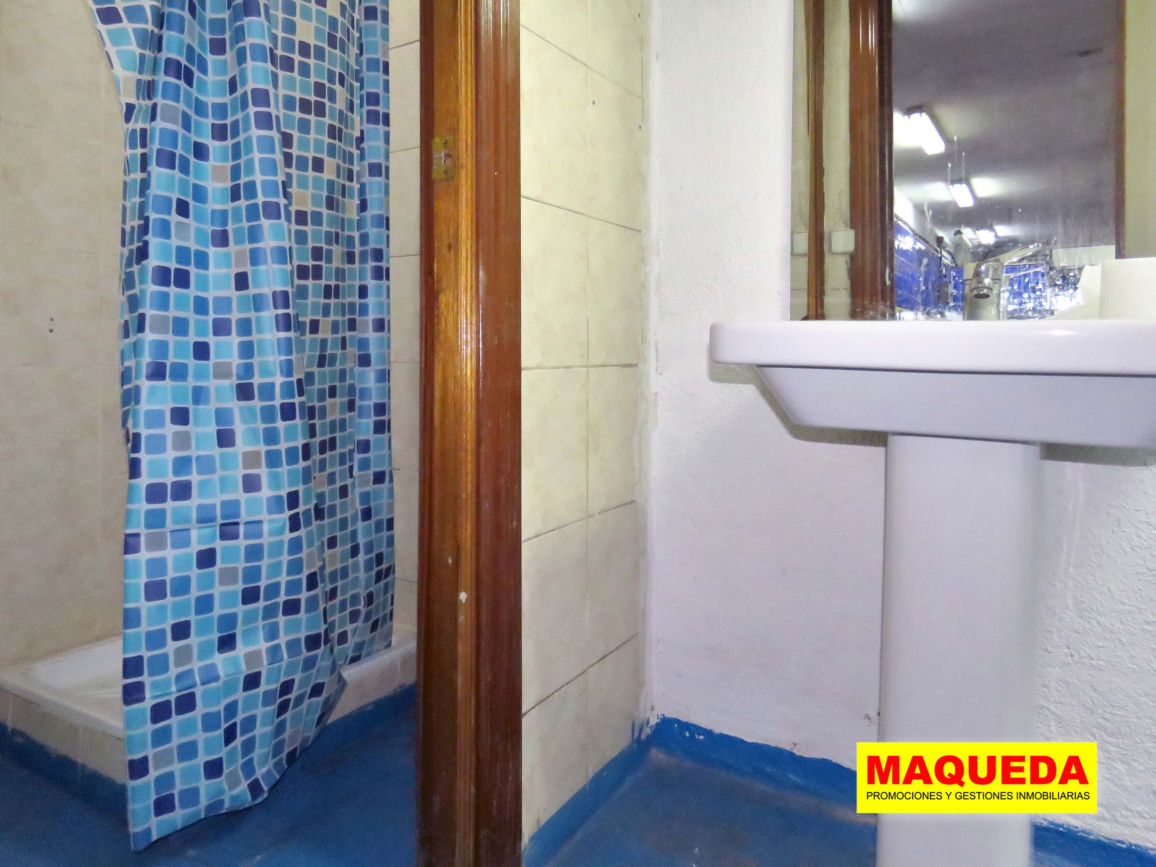 Zona de lavabo y ducha del local comercial